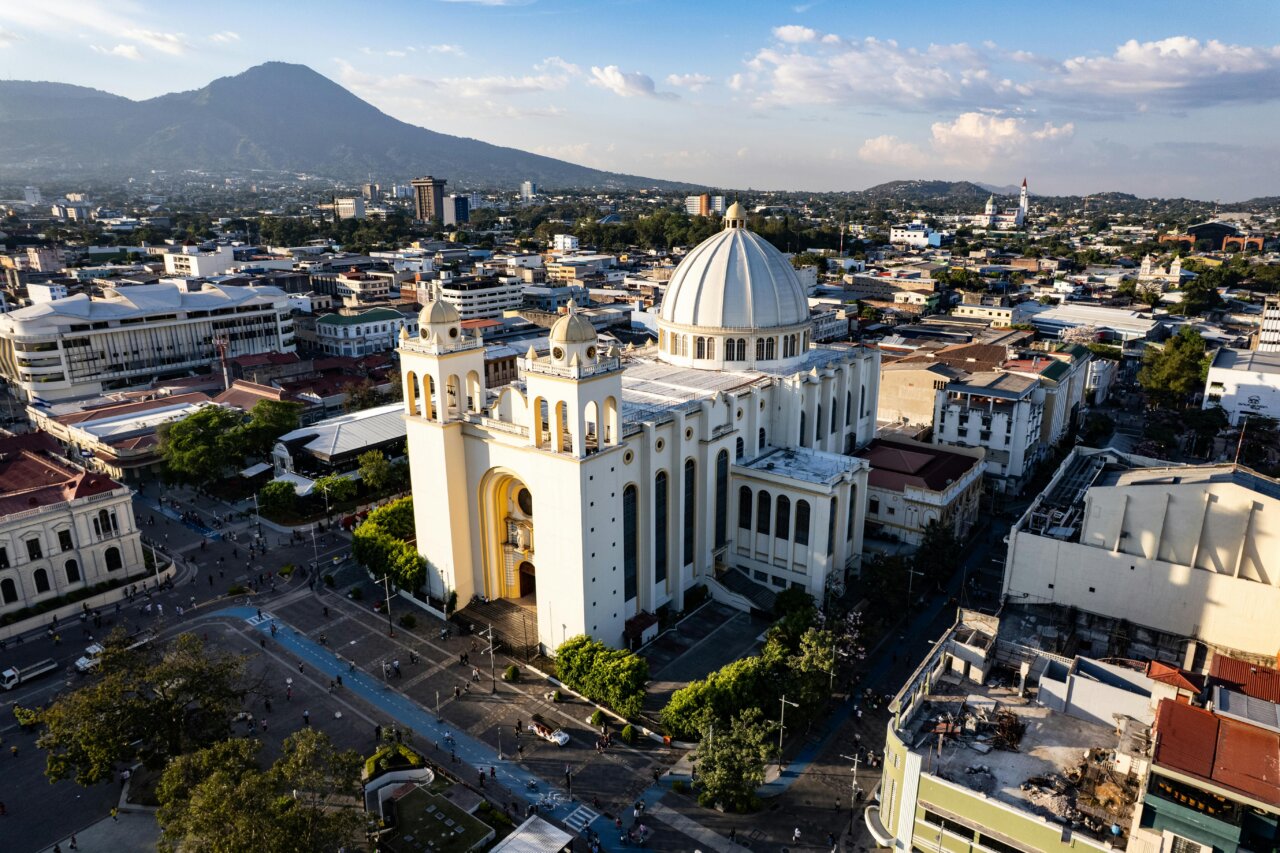 Vista aérea de una ciudad en El Salvador con montañas al fondo